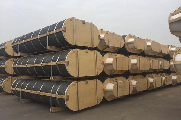 The-worker-puts-the-graphite-electrode-on-the-wooden-block_1