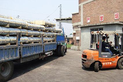Graphite Electrode LRF-Truck transportation of graphite electrodes